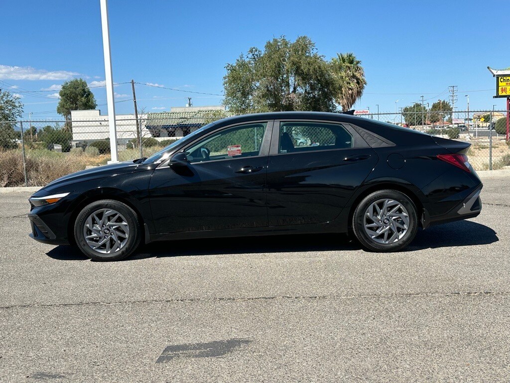 2024 Hyundai Elantra SEL photo 3