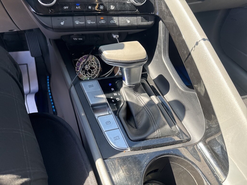 2022 Hyundai Elantra SEL photo 4