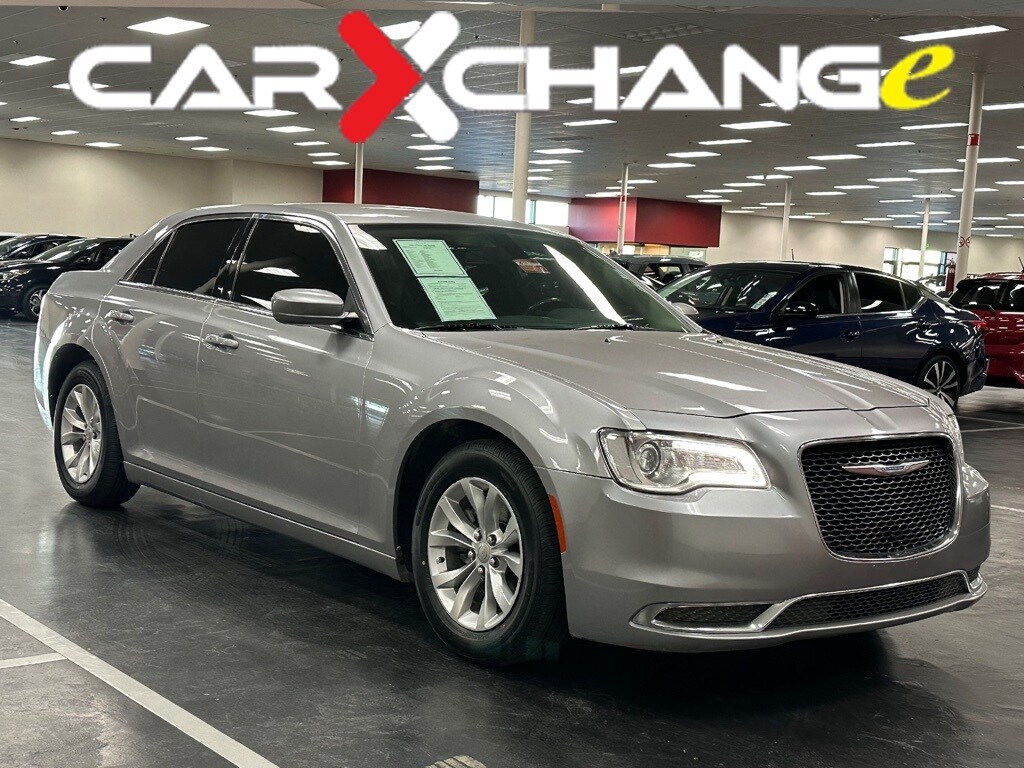 2018 Chrysler 300 Touring's photo