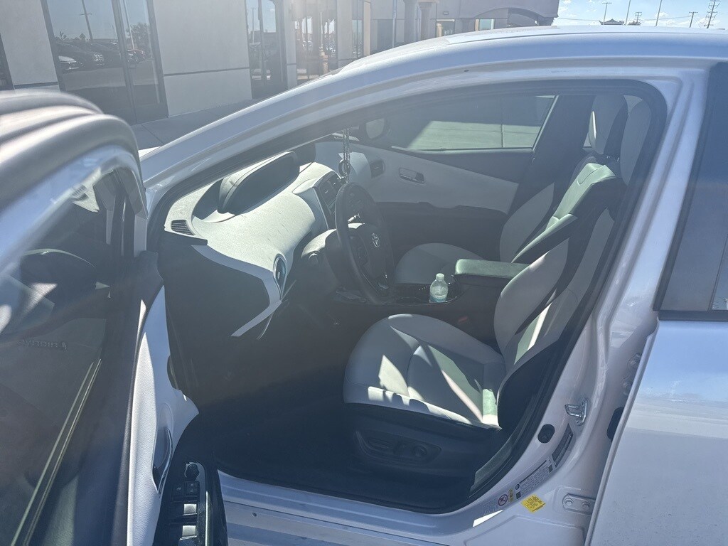 2022 Toyota Prius XLE photo 3