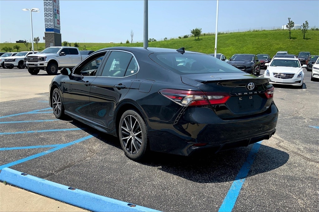 Used 2022 Toyota Camry SE Nightshade with VIN 4T1G11AK1NU678138 for sale in Kansas City