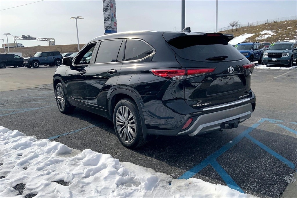Used 2021 Toyota Highlander Platinum with VIN 5TDFZRBH1MS110260 for sale in Kansas City