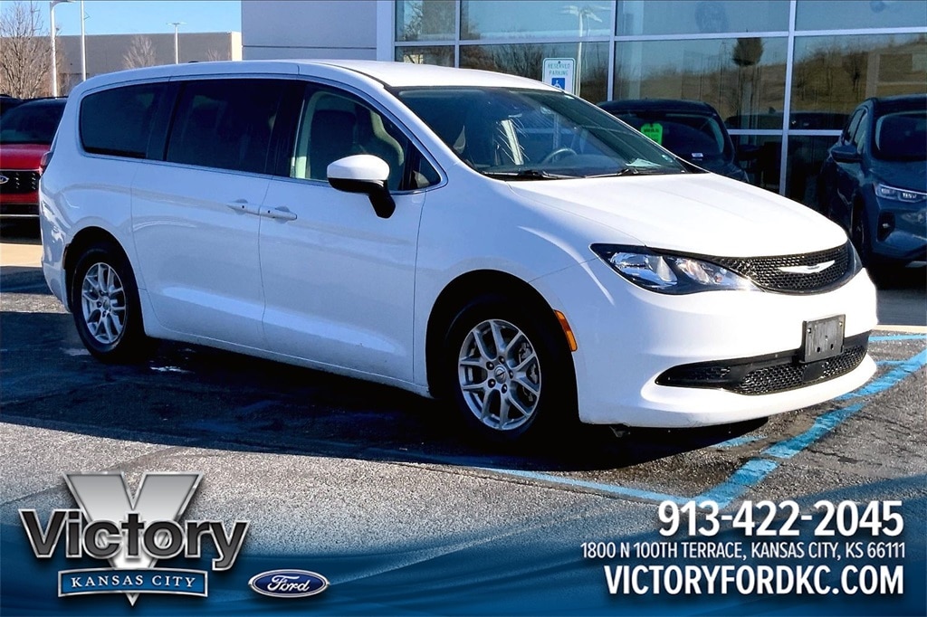 2023 Chrysler Voyager LX Minivan/Van's photo