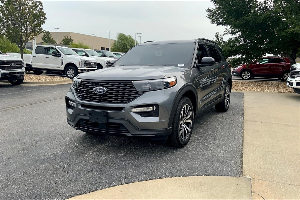 Used 2023 Ford Explorer ST-LINE with VIN 1FMSK8KH3PGC08231 for sale in Kansas City