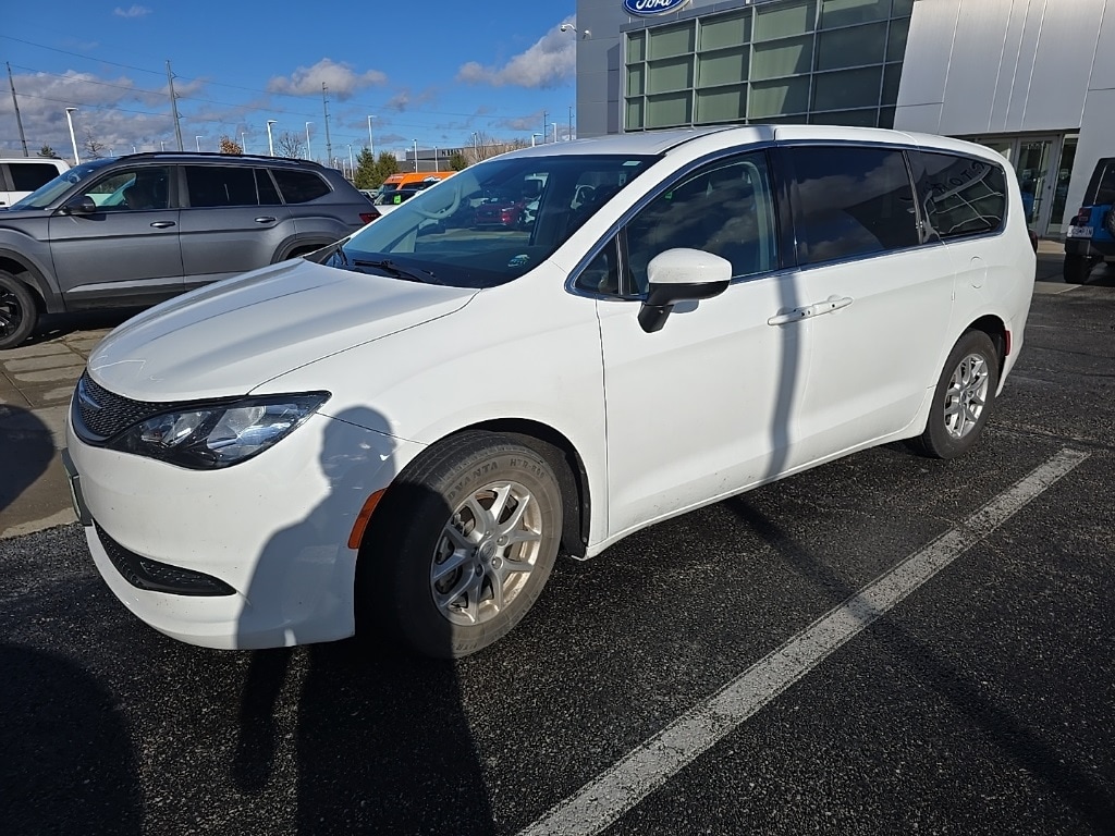 2023 Chrysler Voyager LX Minivan/Van's photo