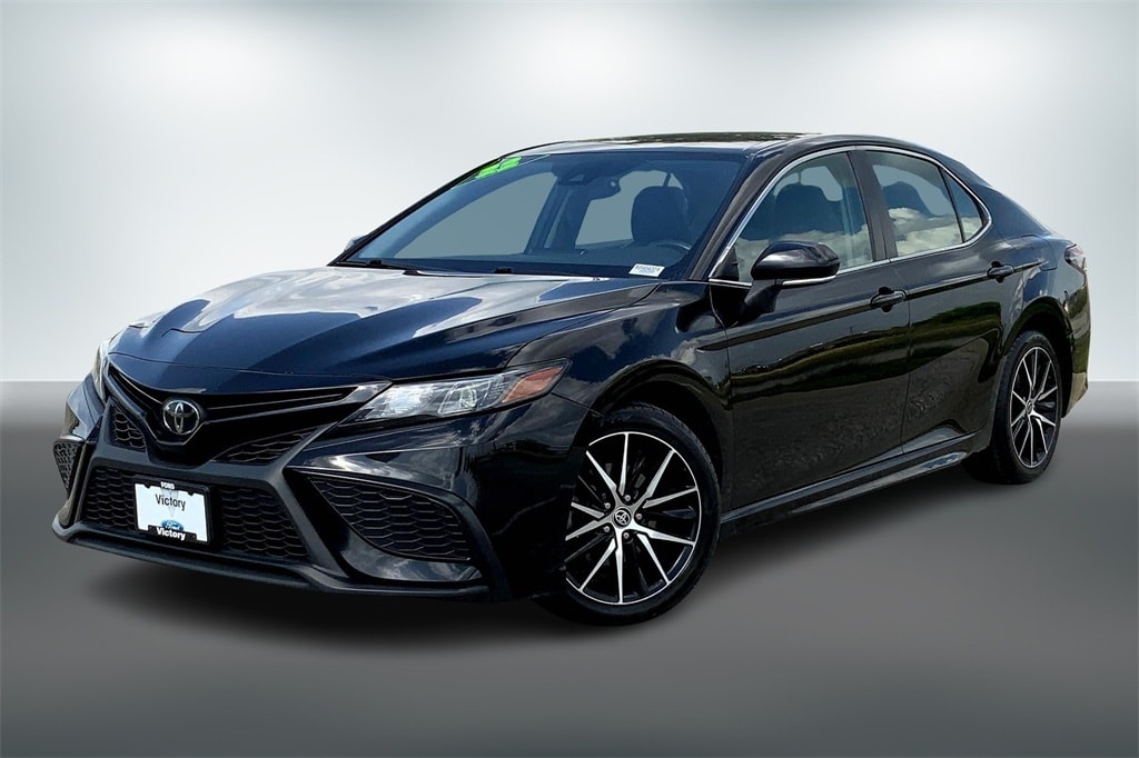 Used 2022 Toyota Camry SE Nightshade with VIN 4T1G11AK1NU678138 for sale in Kansas City, KS