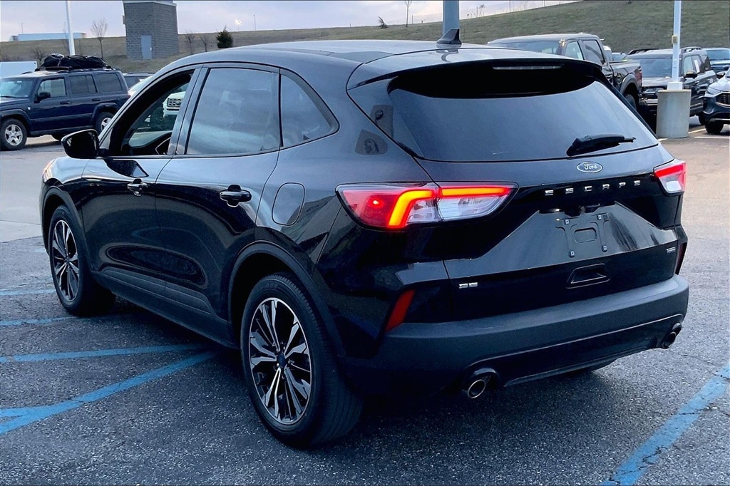 Used 2021 Ford Escape SE with VIN 1FMCU0BZ1MUB21871 for sale in Kansas City