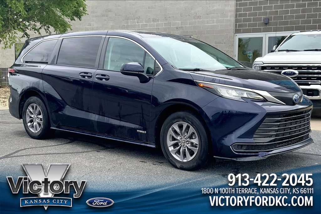 2021 Toyota Sienna LE 8-Passenger Hybrid FWD's photo