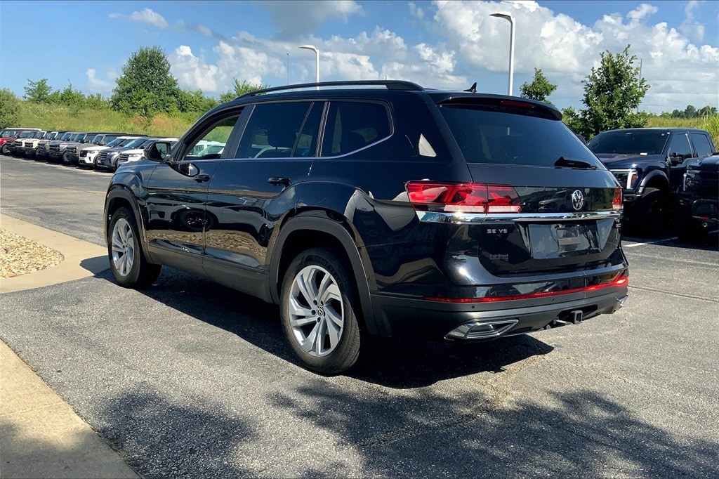 Used 2022 Volkswagen Atlas SE w/Tech with VIN 1V2HR2CA1NC561692 for sale in Kansas City