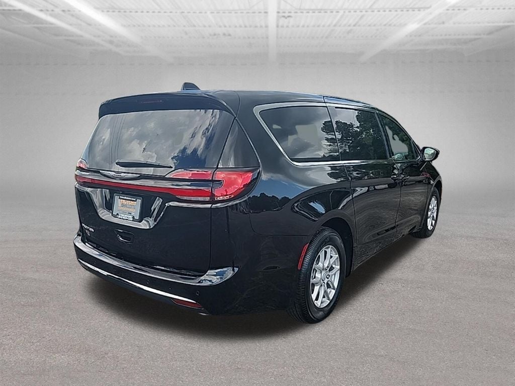 2026 Chrysler Pacifica Select - Photo 11