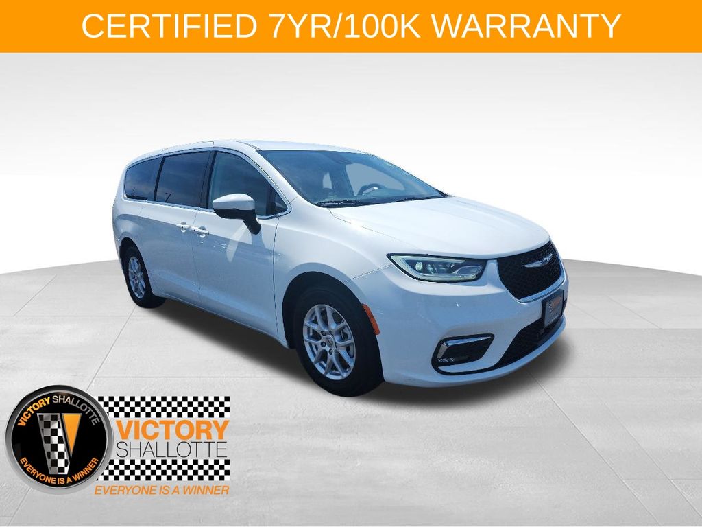 2023 Chrysler Pacifica Touring L's photo
