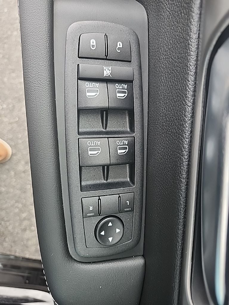2026 Chrysler Pacifica Select - Photo 28