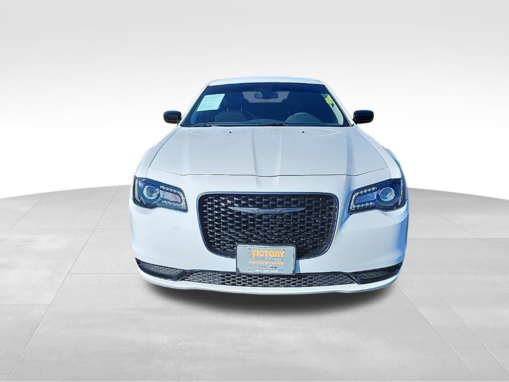 2022 Chrysler 300 Touring photo 3