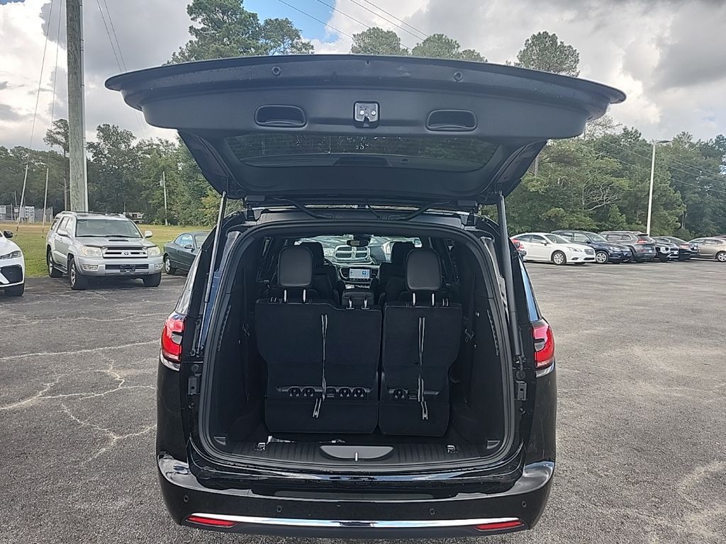 2026 Chrysler Pacifica Select - Photo 18