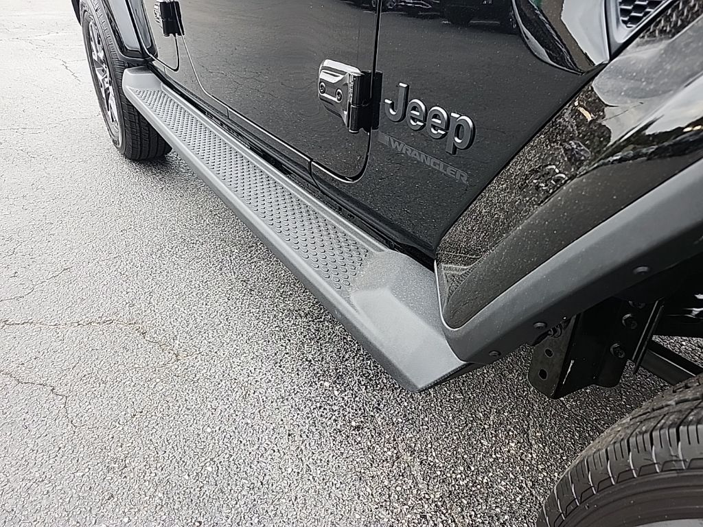 2025 Jeep Wrangler 4-Door Sahara - Photo 13