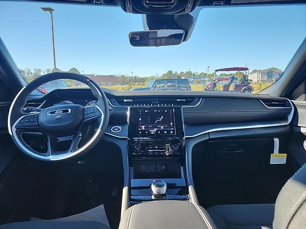 New 2025 Jeep Grand Cherokee LAREDO X 4X2 Sport Utility