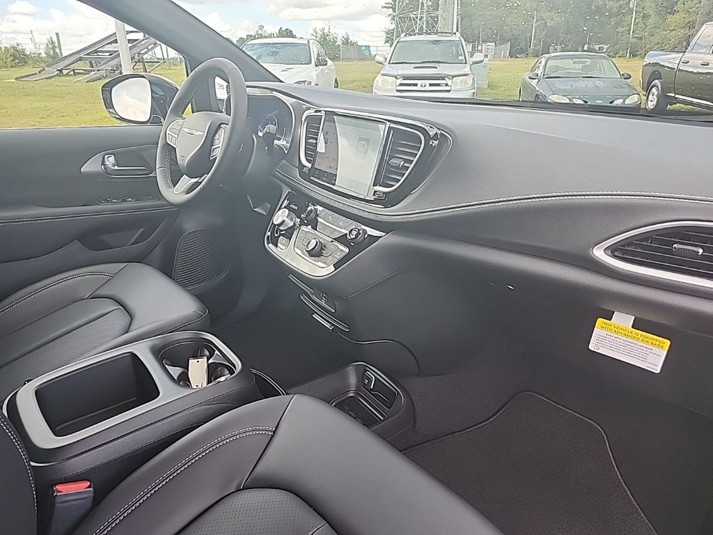 2026 Chrysler Pacifica Select - Photo 15