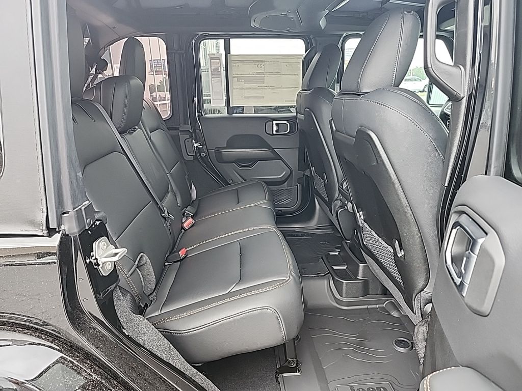 2025 Jeep Wrangler 4-Door Sahara - Photo 17