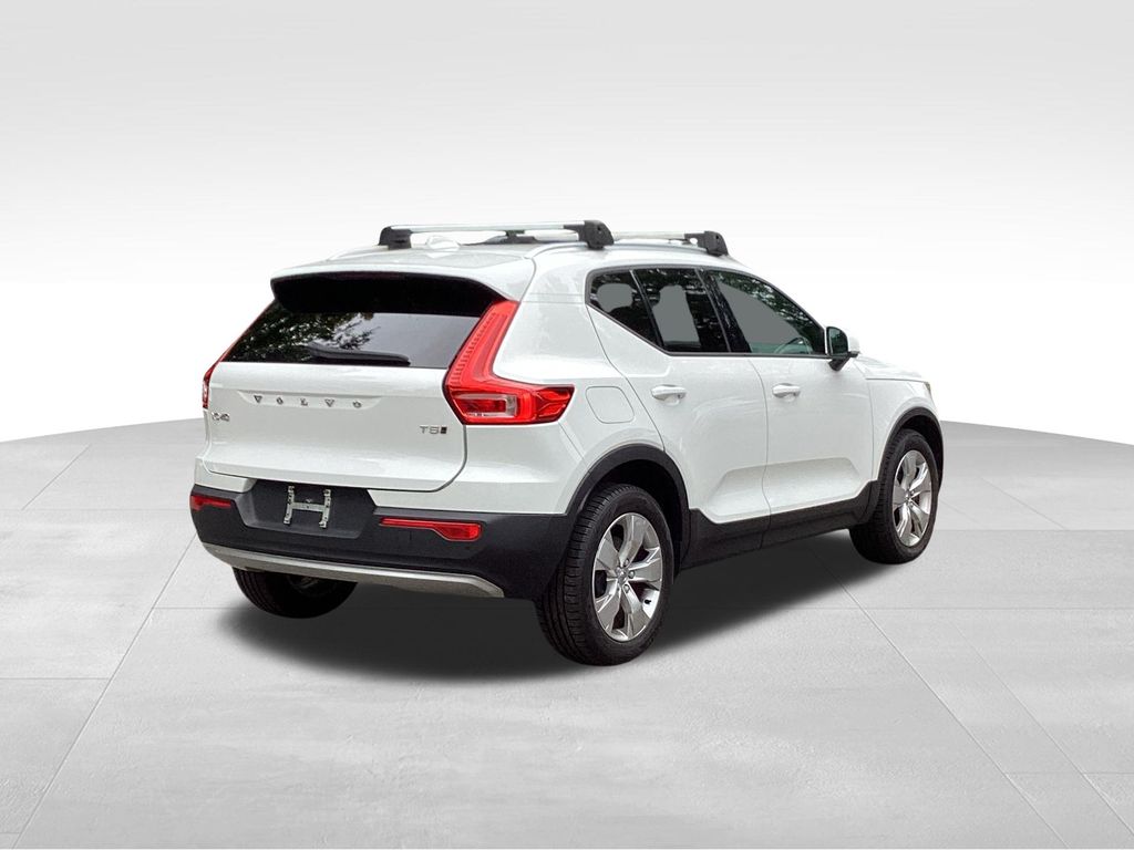 2020 Volvo XC40 T5 Momentum photo 3