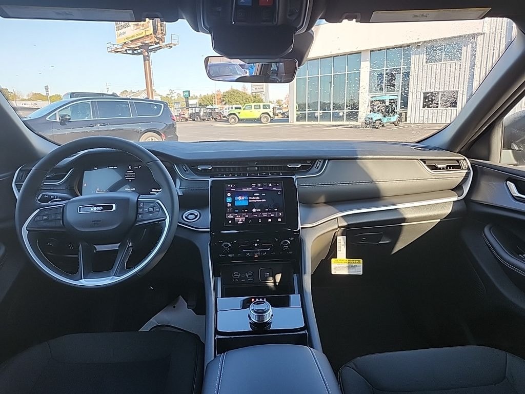 New 2025 Jeep Grand Cherokee LAREDO X 4X2 Sport Utility