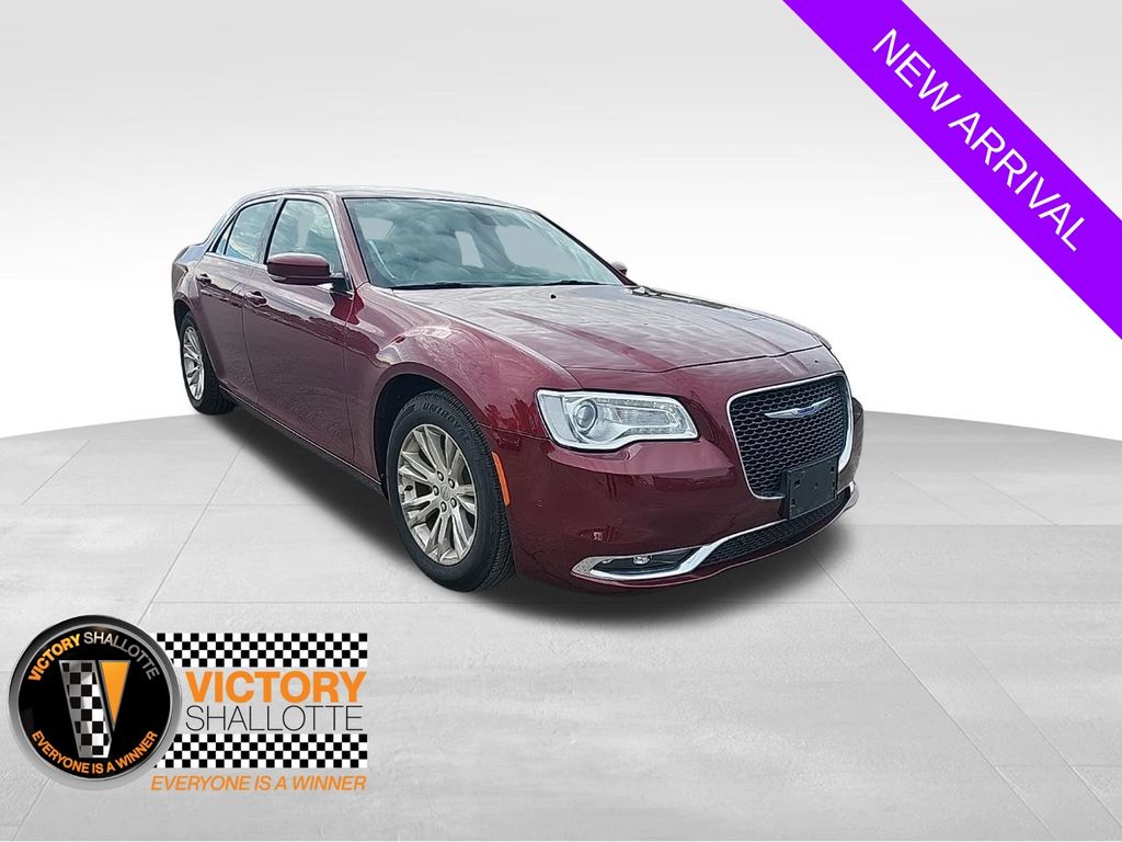 2021 Chrysler 300 Touring's photo