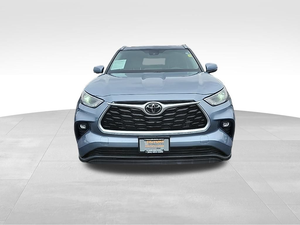 2022 Toyota Highlander XLE photo 2