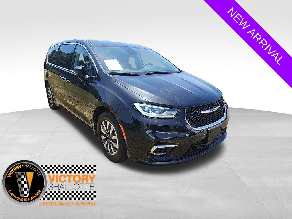 2024 Chrysler Pacifica Hybrid Select PHEV's photo