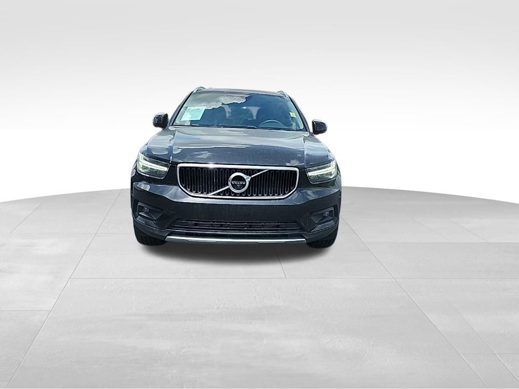 2021 Volvo XC40 Momentum photo 2