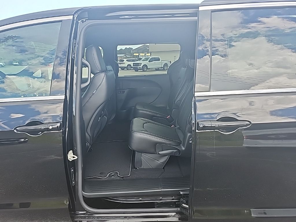 2026 Chrysler Pacifica Select - Photo 21
