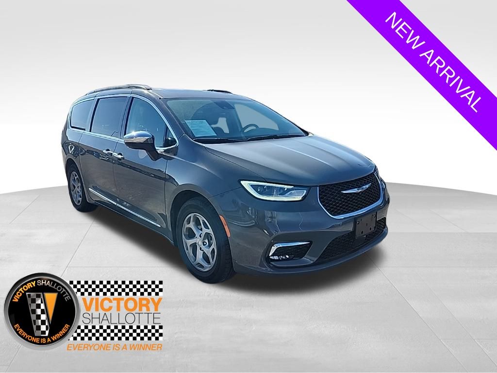 2023 Chrysler Pacifica Limited's photo