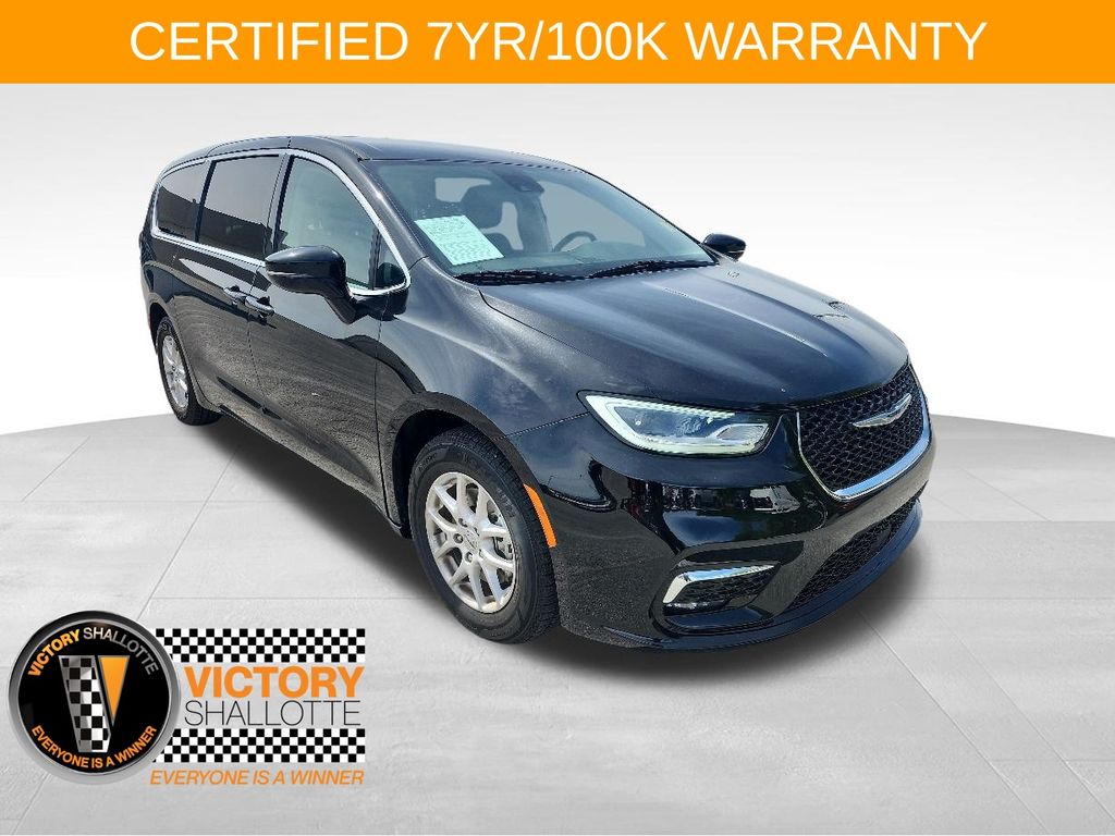 2024 Chrysler Pacifica Touring L's photo