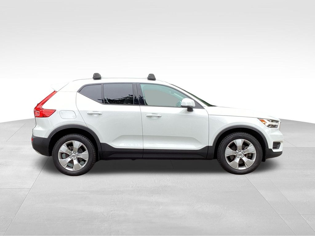 2020 Volvo XC40 T5 Momentum photo 2