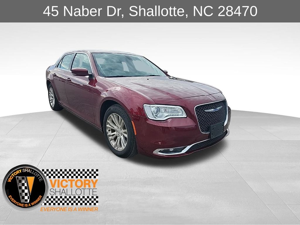 2021 Chrysler 300 Touring's photo