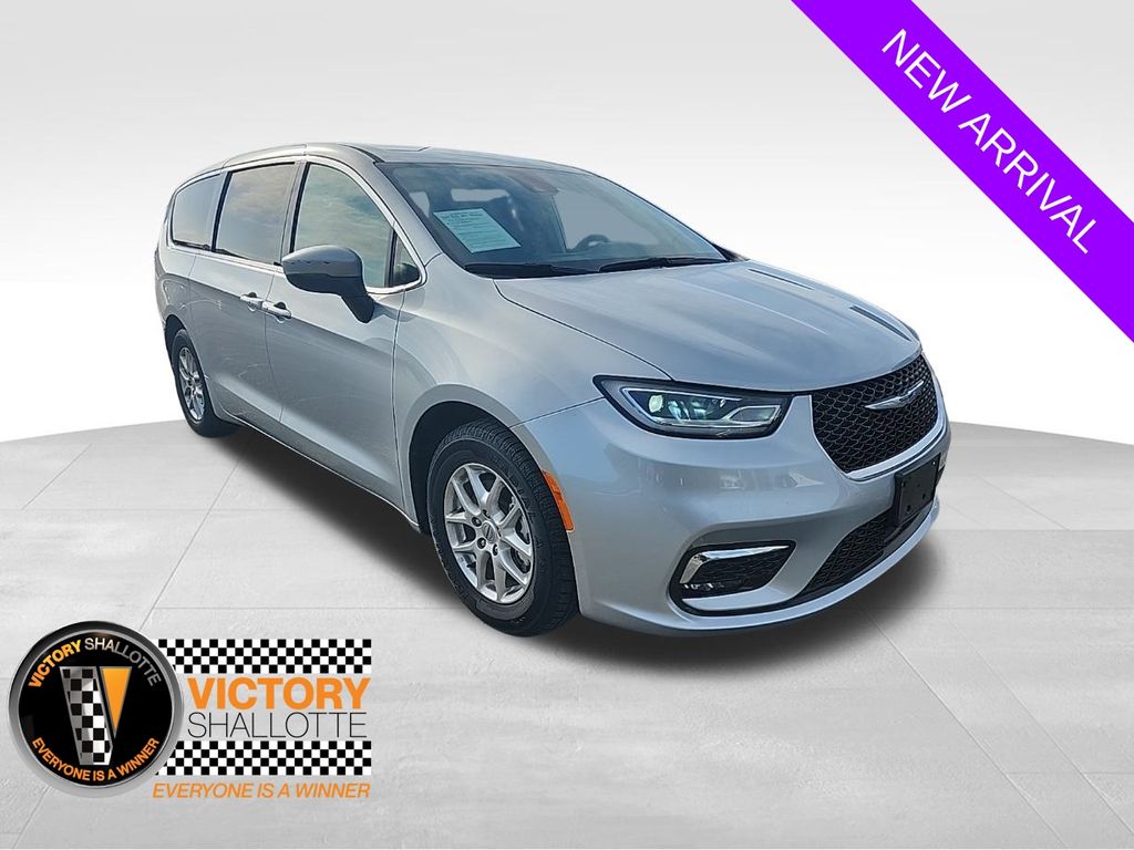 2023 Chrysler Pacifica Touring L's photo