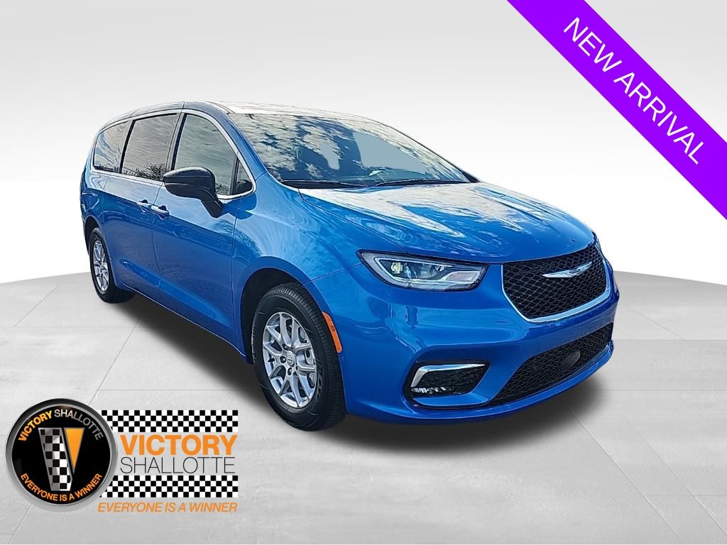 2026 Chrysler Pacifica Select's photo