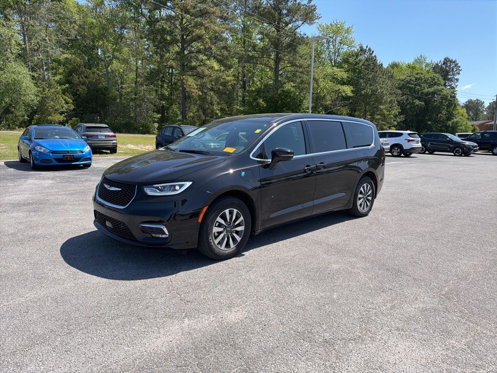 2025 Chrysler Pacifica Hybrid Select PHEV's photo