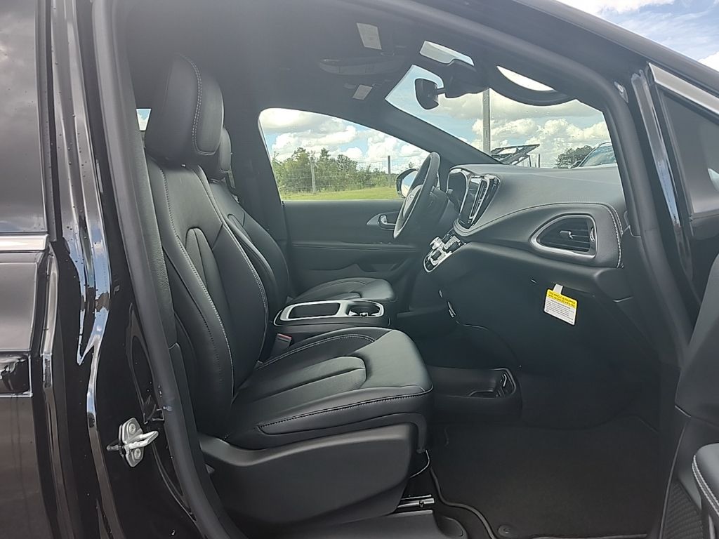 2026 Chrysler Pacifica Select - Photo 14