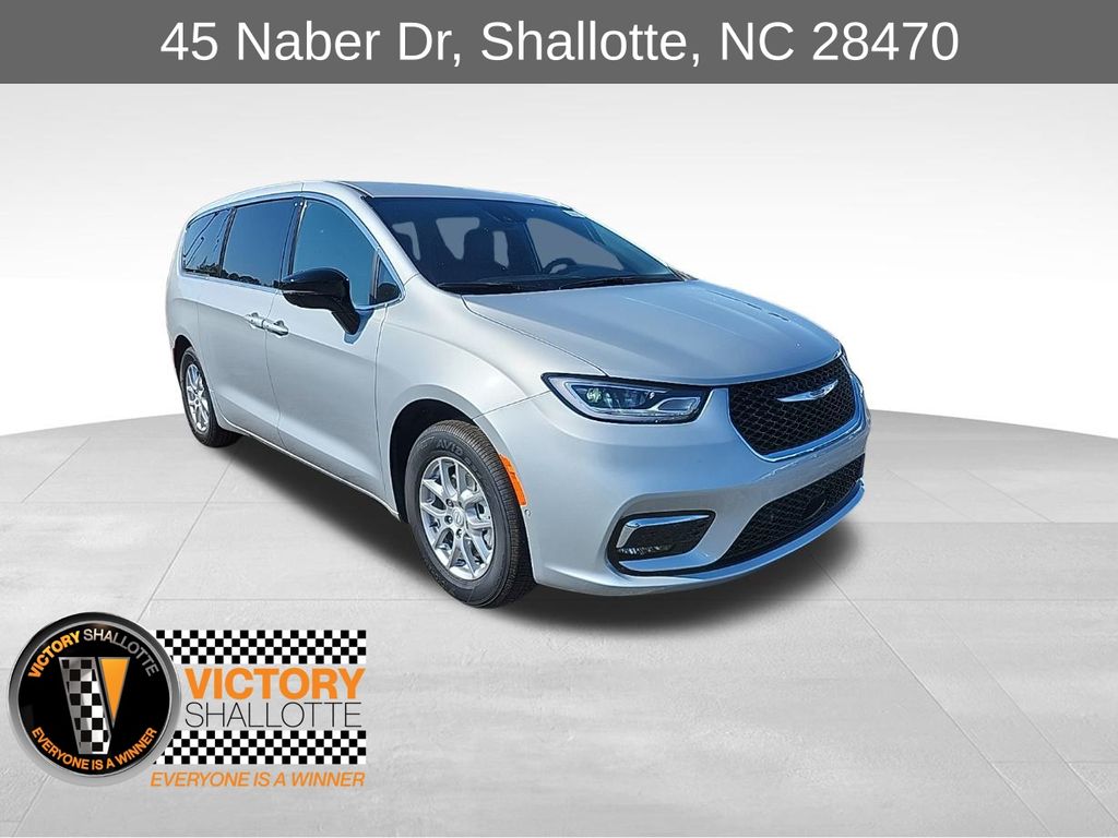 2026 Chrysler Pacifica Select's photo