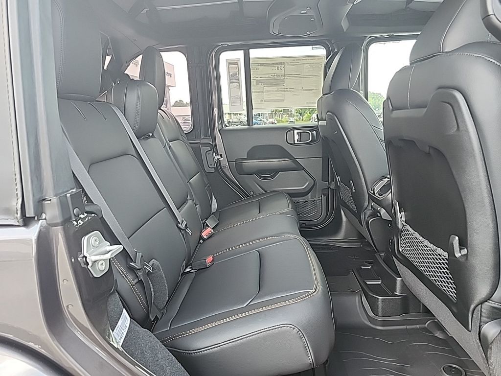 2025 Jeep Wrangler 4-Door Sahara - Photo 13