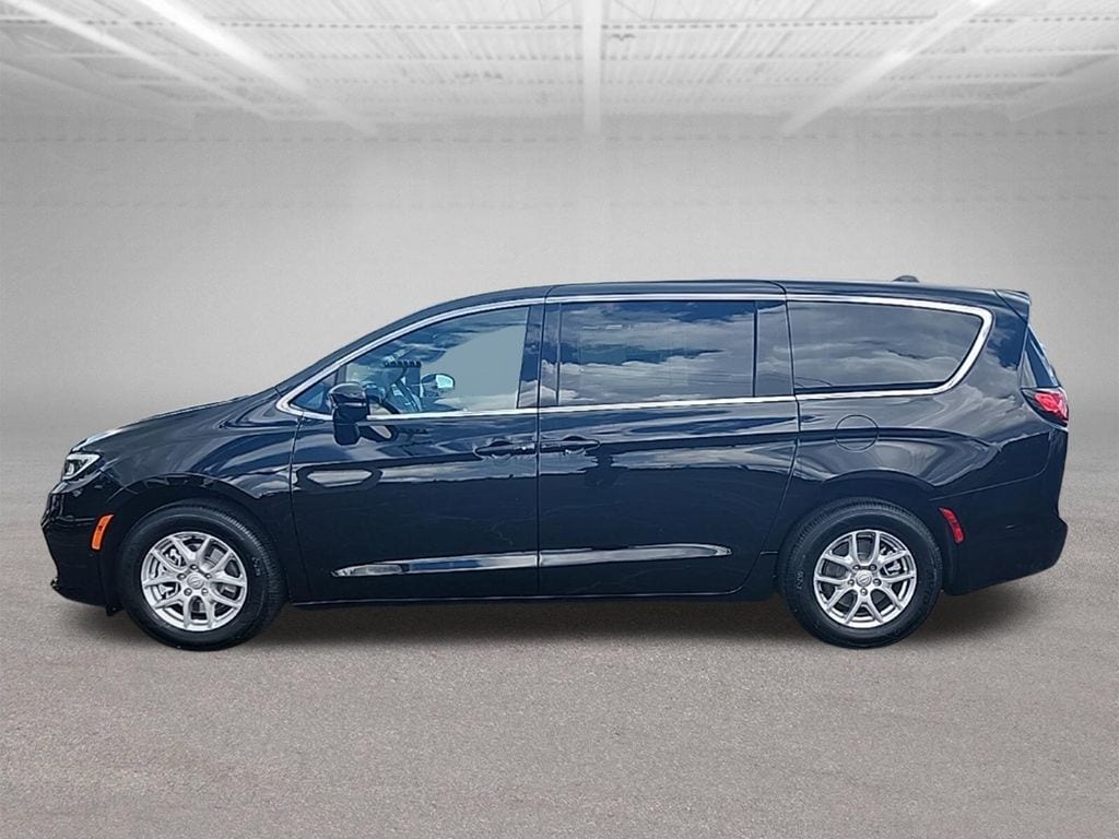 2026 Chrysler Pacifica Select - Photo 8