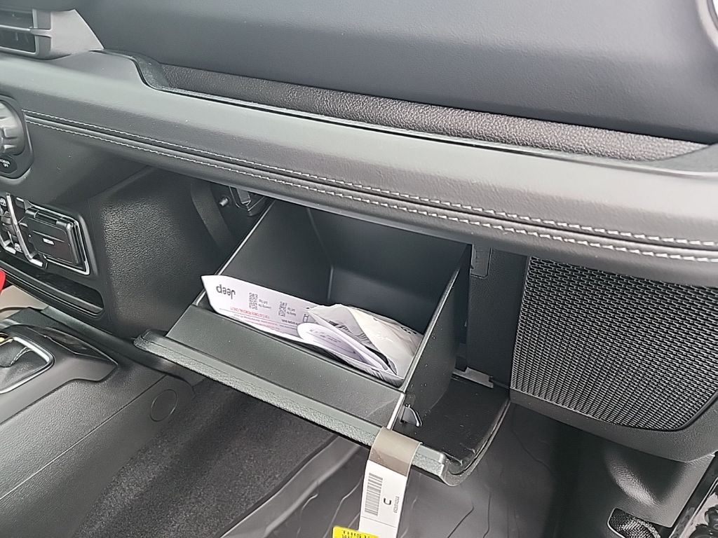 2025 Jeep Wrangler 4-Door Sahara - Photo 16