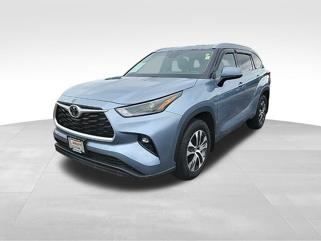 2022 Toyota Highlander XLE photo 3