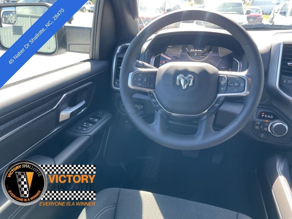 New 2025 Ram 1500 BIG HORN CREW CAB 4X4 5'7 BOX Pickup