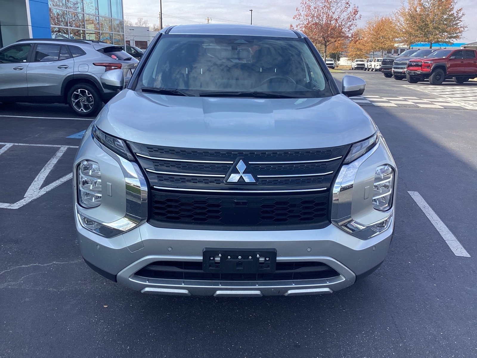 2023 Mitsubishi Outlander SE photo 3