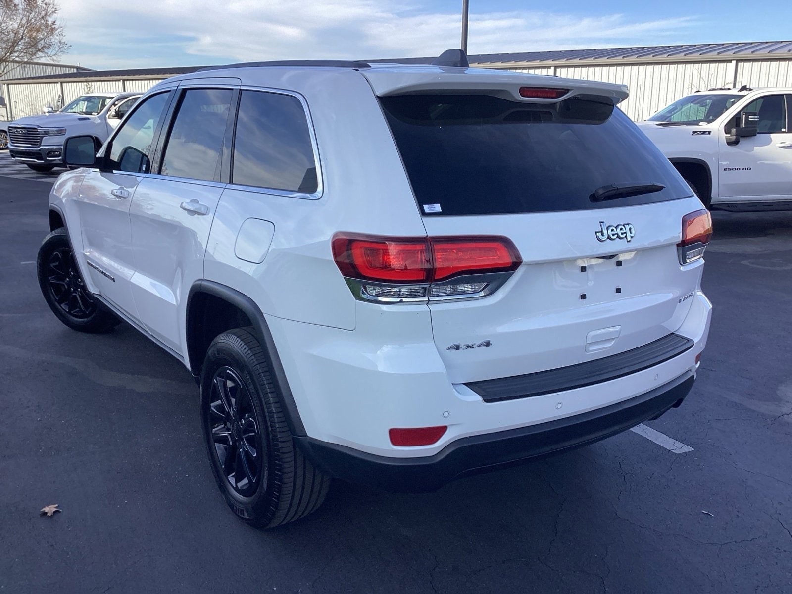 2022 Jeep Cherokee Laredo photo 2