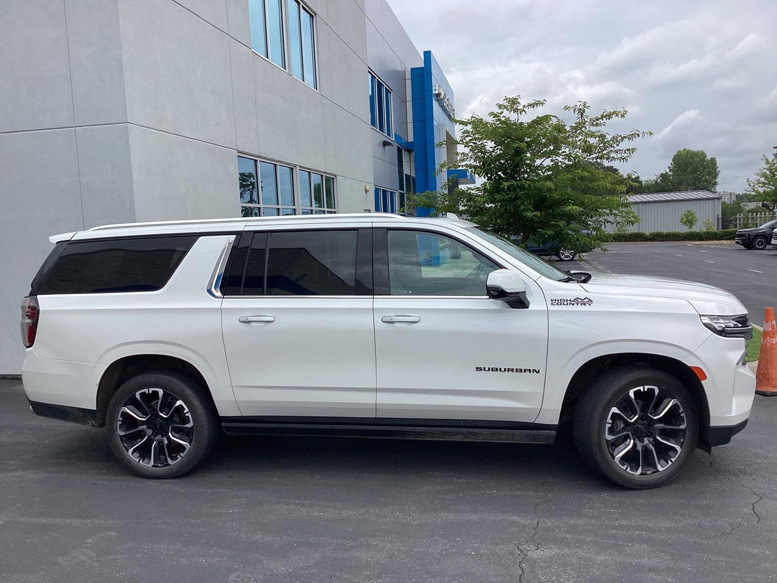 2023 Chevrolet Suburban High Country photo 4