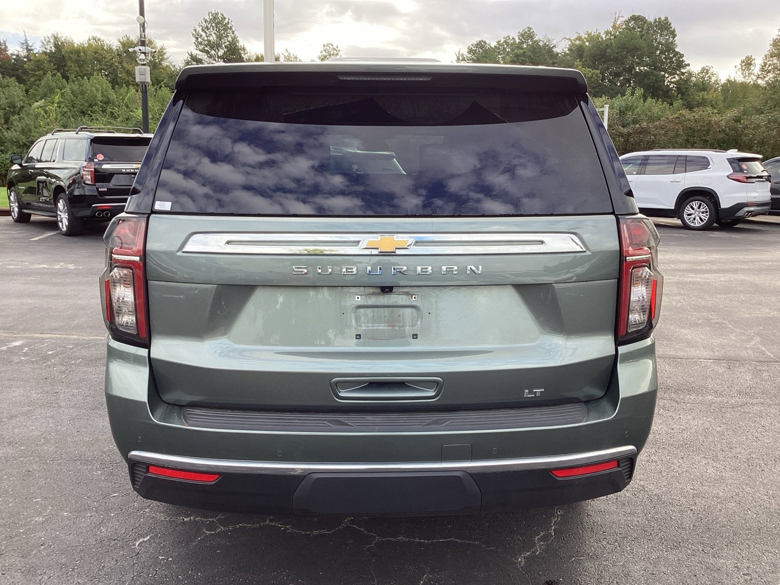 2023 Chevrolet Suburban LT photo 2