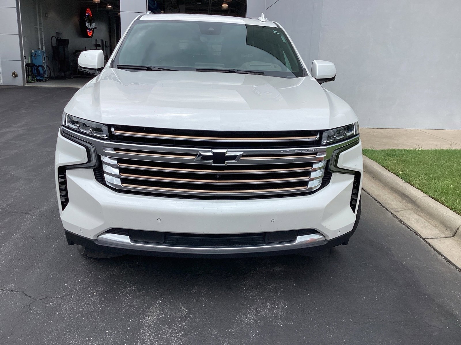 2023 Chevrolet Suburban High Country photo 3