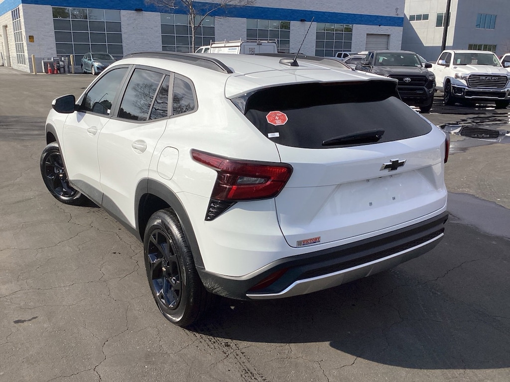 Used 2025 Chevrolet Trax LT SUV