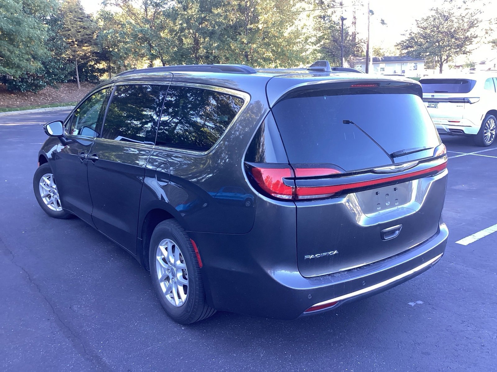 2022 Chrysler Pacifica Touring L photo 2
